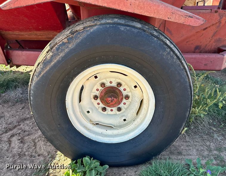 image for item DQ1456 International 1150  feed grinder/mixer