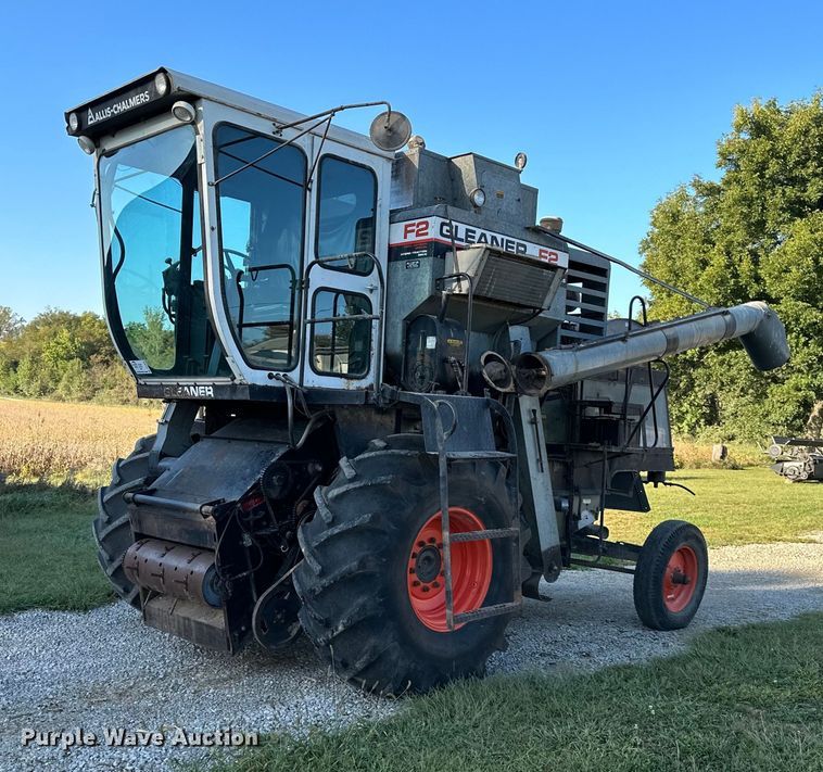 image for item DV1046 Gleaner F2  combine