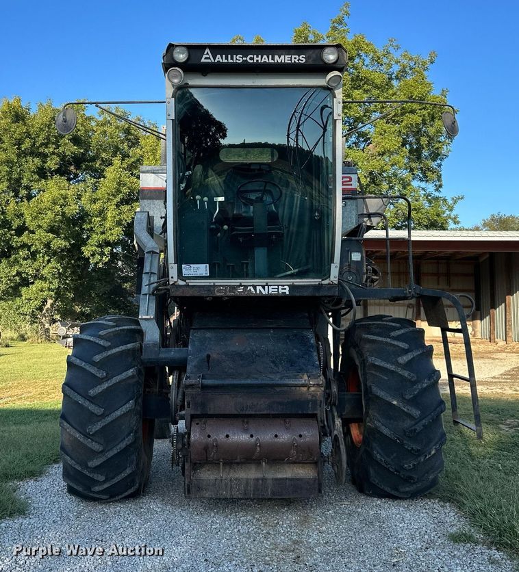 image for item DV1046 Gleaner F2  combine