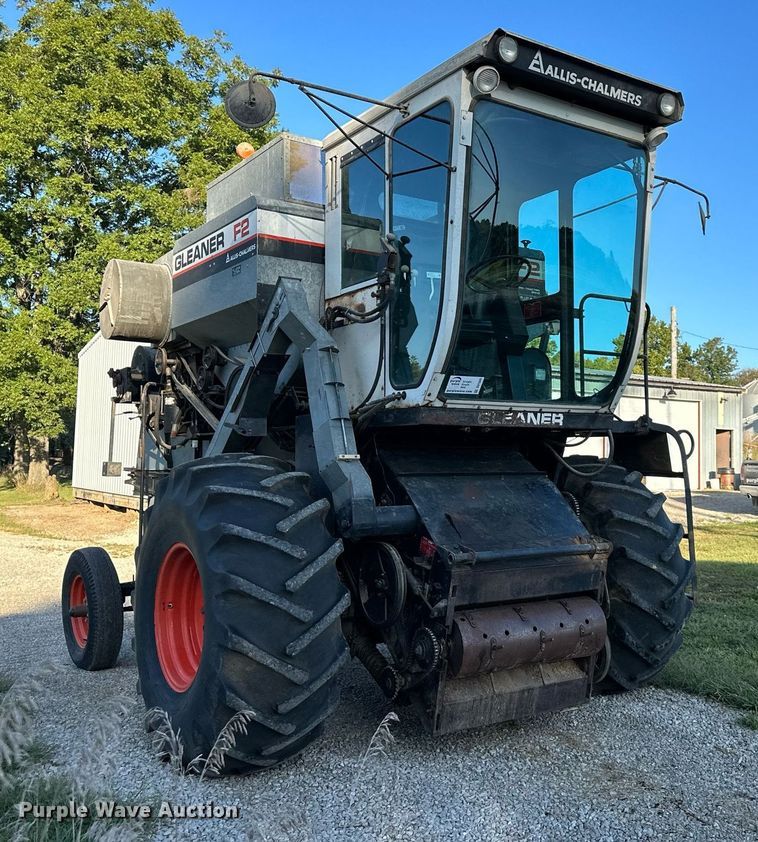 image for item DV1046 Gleaner F2  combine