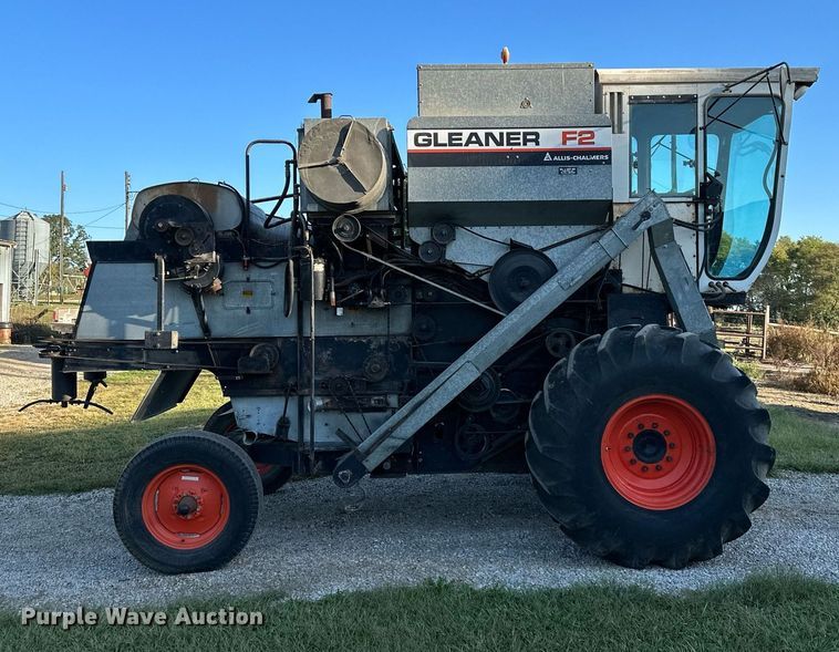 image for item DV1046 Gleaner F2  combine