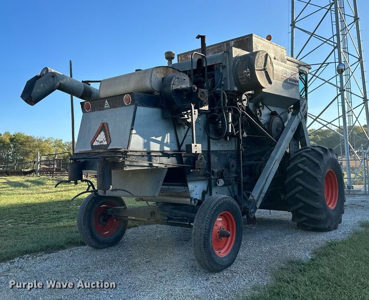 image for item DV1046 Gleaner F2  combine