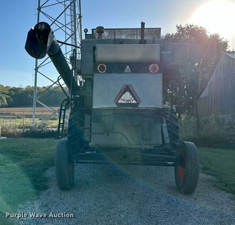 image for item DV1046 Gleaner F2  combine
