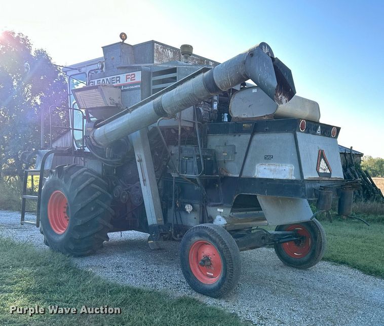 image for item DV1046 Gleaner F2  combine