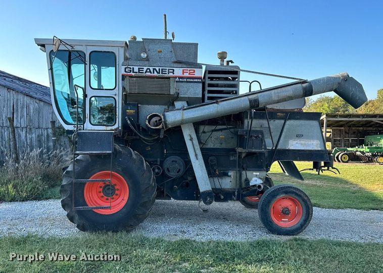 image for item DV1046 Gleaner F2  combine