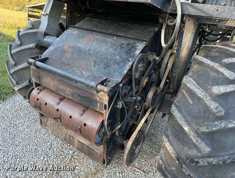 image for item DV1046 Gleaner F2  combine