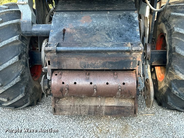 image for item DV1046 Gleaner F2  combine