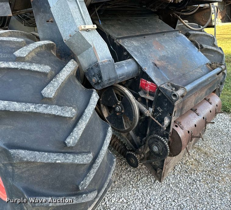 image for item DV1046 Gleaner F2  combine