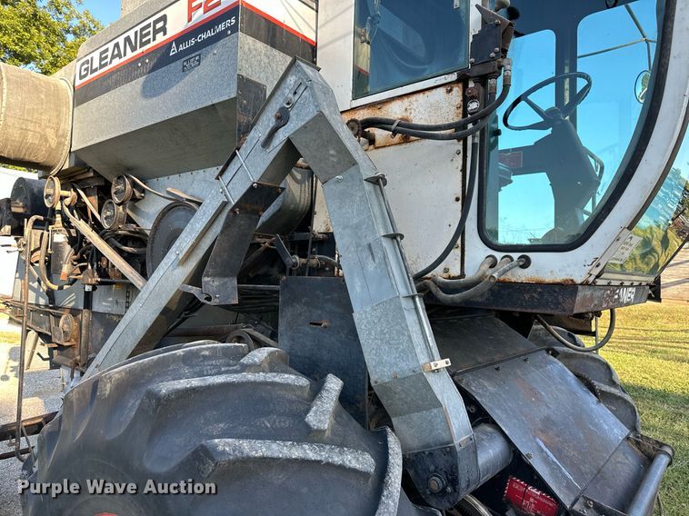 image for item DV1046 Gleaner F2  combine