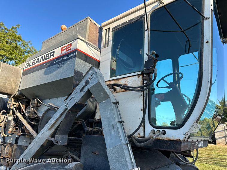 image for item DV1046 Gleaner F2  combine