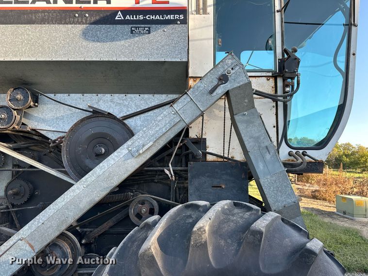 image for item DV1046 Gleaner F2  combine