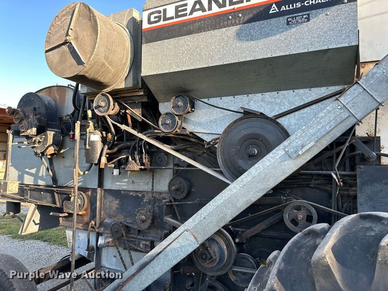 image for item DV1046 Gleaner F2  combine