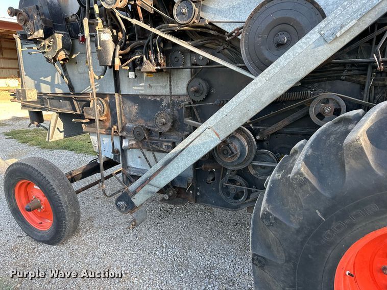 image for item DV1046 Gleaner F2  combine