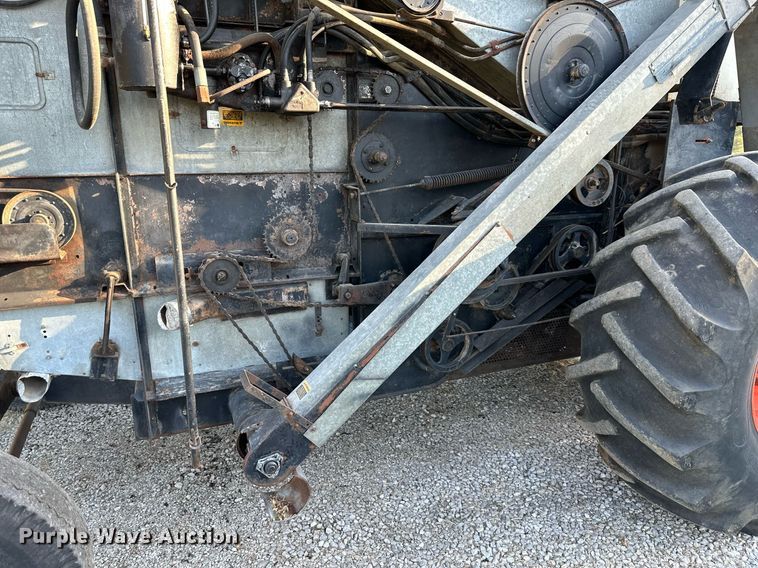 image for item DV1046 Gleaner F2  combine