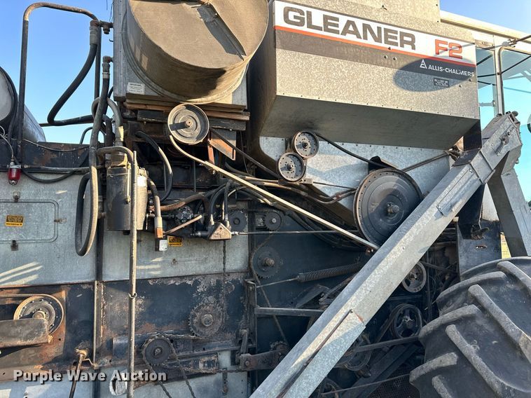 image for item DV1046 Gleaner F2  combine