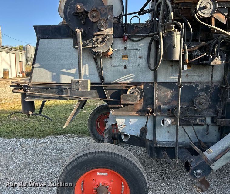 image for item DV1046 Gleaner F2  combine