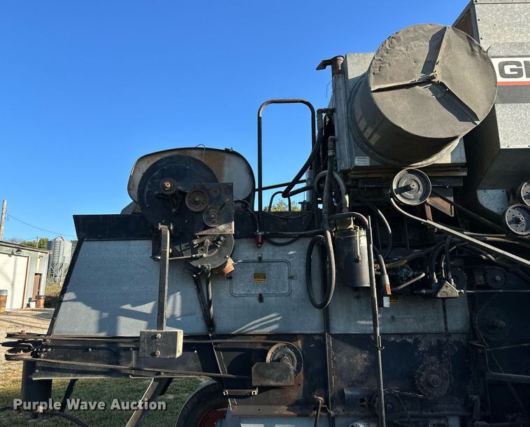 image for item DV1046 Gleaner F2  combine