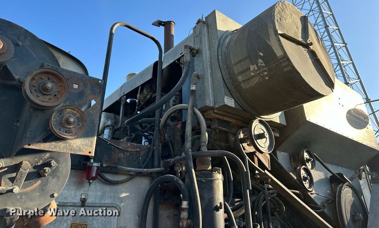 image for item DV1046 Gleaner F2  combine