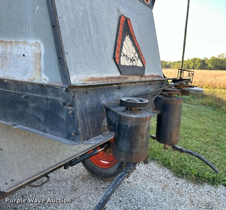 image for item DV1046 Gleaner F2  combine