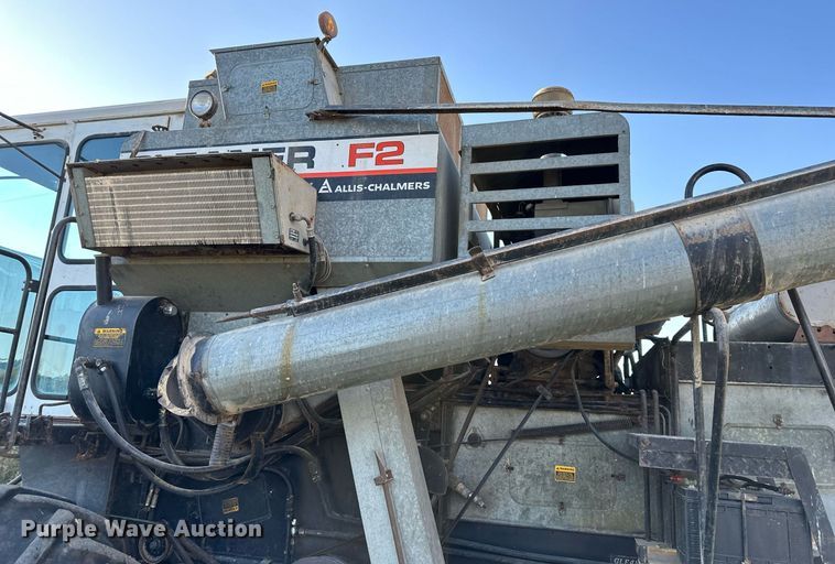 image for item DV1046 Gleaner F2  combine