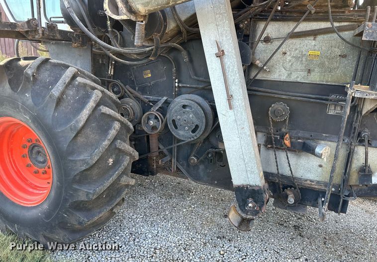 image for item DV1046 Gleaner F2  combine