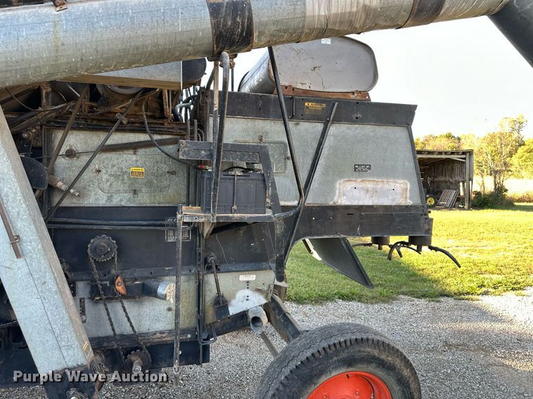 image for item DV1046 Gleaner F2  combine