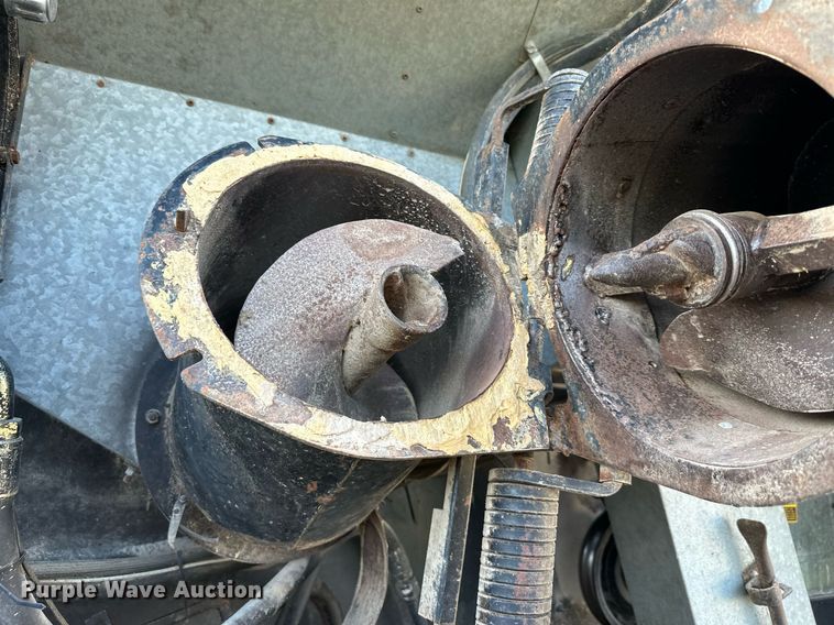 image for item DV1046 Gleaner F2  combine