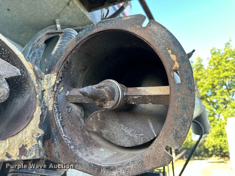 image for item DV1046 Gleaner F2  combine