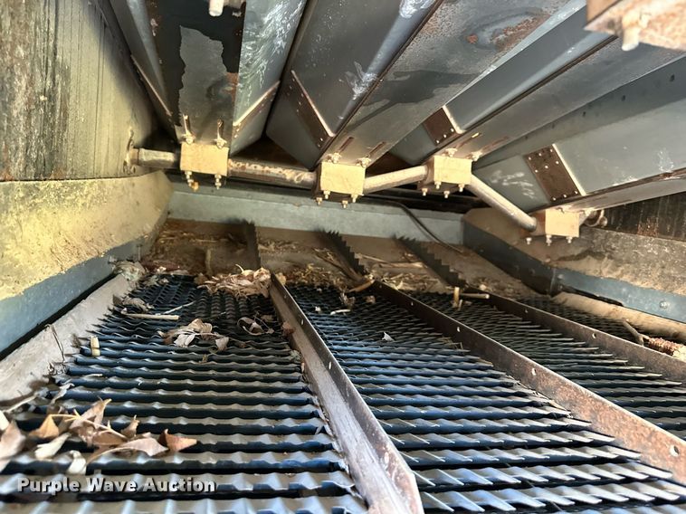 image for item DV1046 Gleaner F2  combine