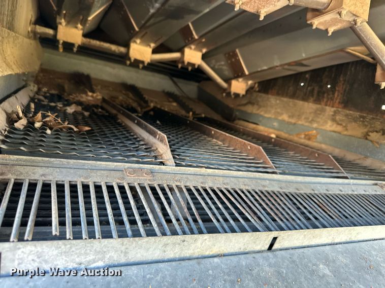 image for item DV1046 Gleaner F2  combine