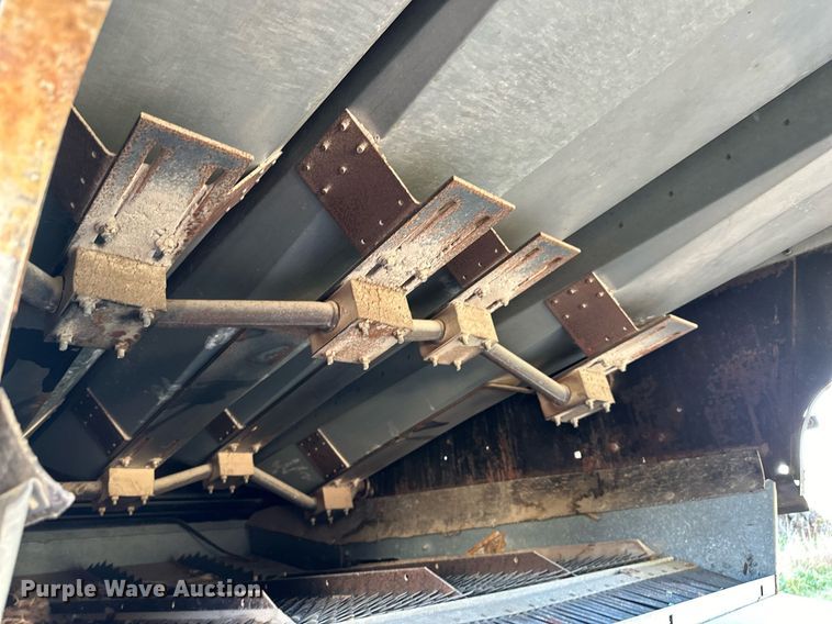 image for item DV1046 Gleaner F2  combine