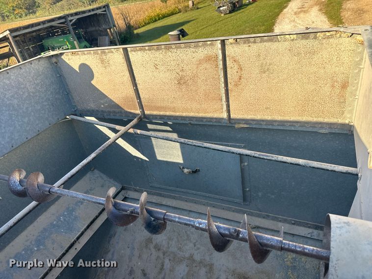 image for item DV1046 Gleaner F2  combine