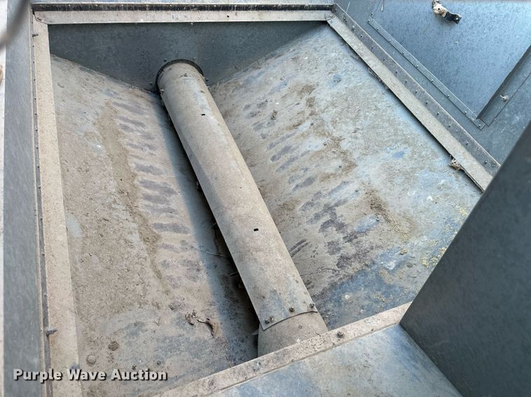 image for item DV1046 Gleaner F2  combine