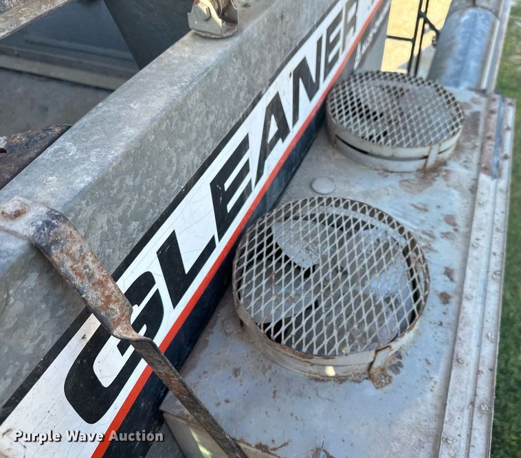 image for item DV1046 Gleaner F2  combine