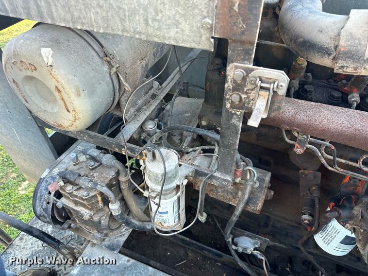 image for item DV1046 Gleaner F2  combine