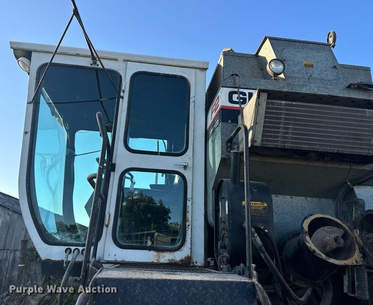 image for item DV1046 Gleaner F2  combine