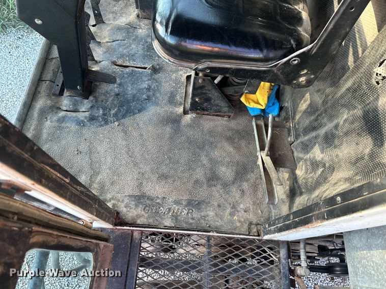 image for item DV1046 Gleaner F2  combine