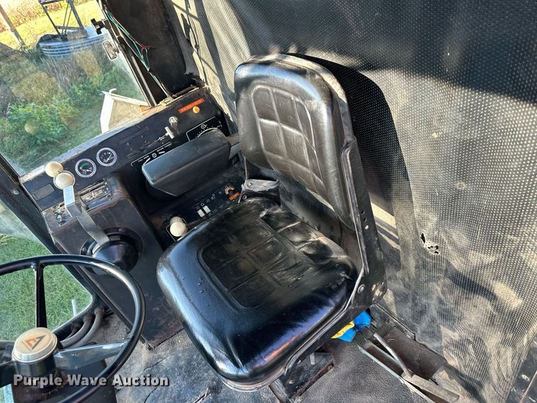 image for item DV1046 Gleaner F2  combine