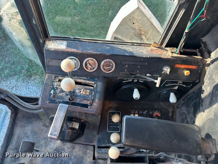 image for item DV1046 Gleaner F2  combine