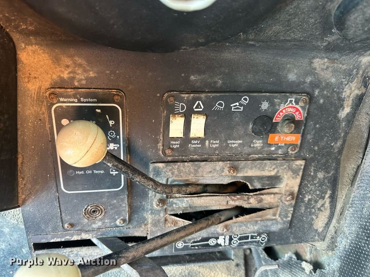 image for item DV1046 Gleaner F2  combine