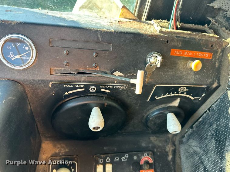 image for item DV1046 Gleaner F2  combine