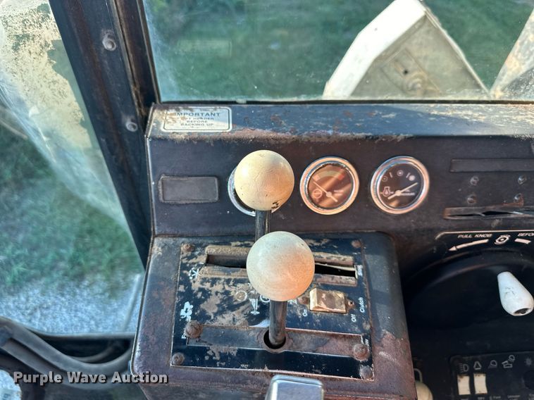 image for item DV1046 Gleaner F2  combine