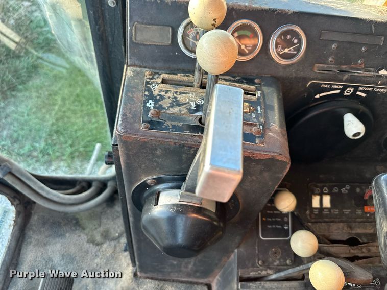 image for item DV1046 Gleaner F2  combine