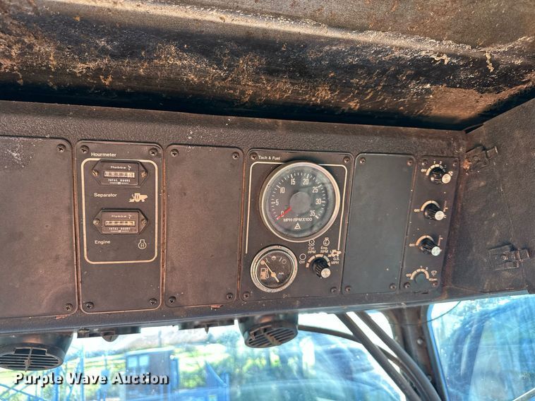 image for item DV1046 Gleaner F2  combine