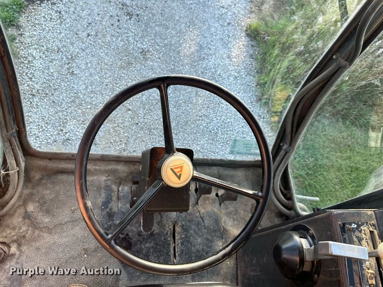 image for item DV1046 Gleaner F2  combine