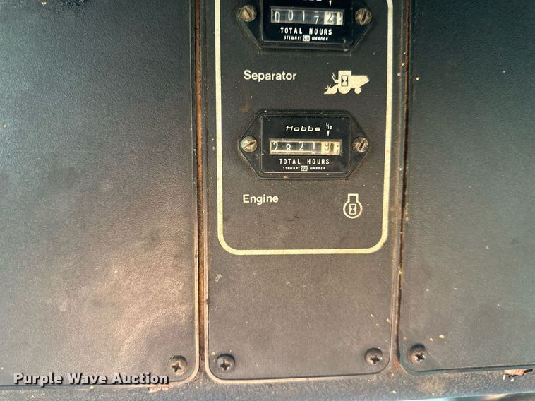 image for item DV1046 Gleaner F2  combine