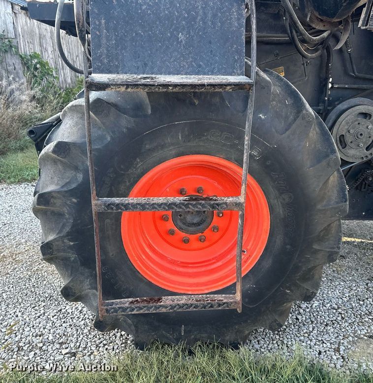 image for item DV1046 Gleaner F2  combine