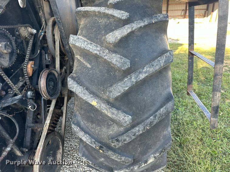 image for item DV1046 Gleaner F2  combine