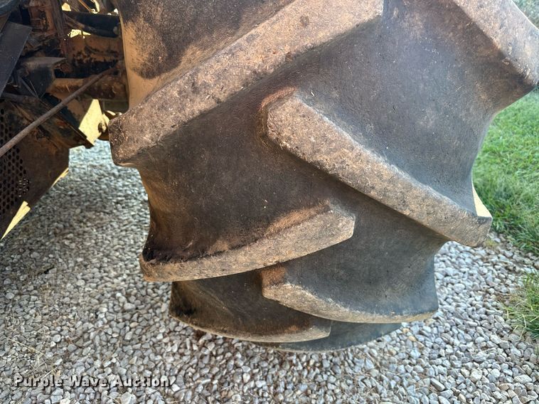 image for item DV1046 Gleaner F2  combine