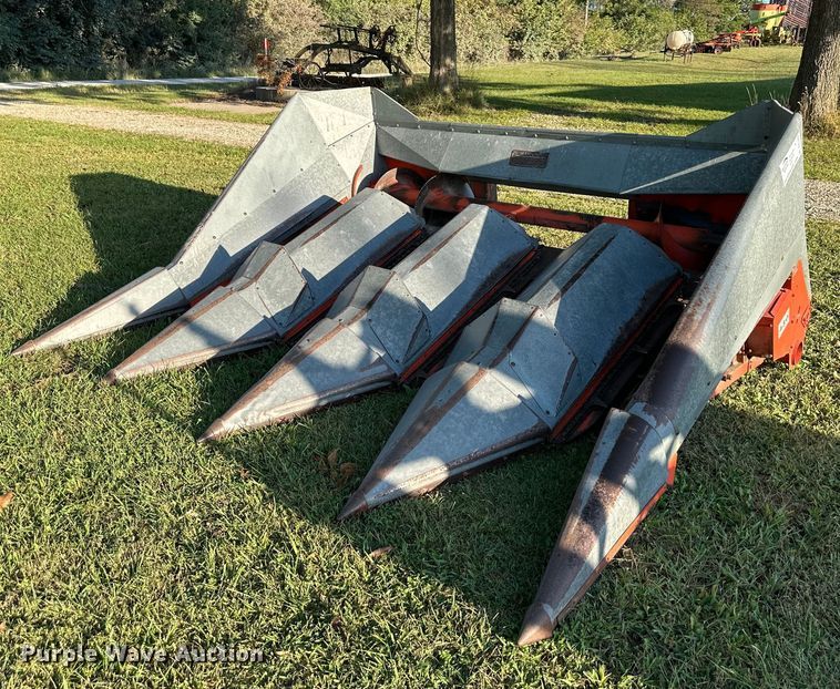 image for item DV1048 Allis Chalmers 430  corn head